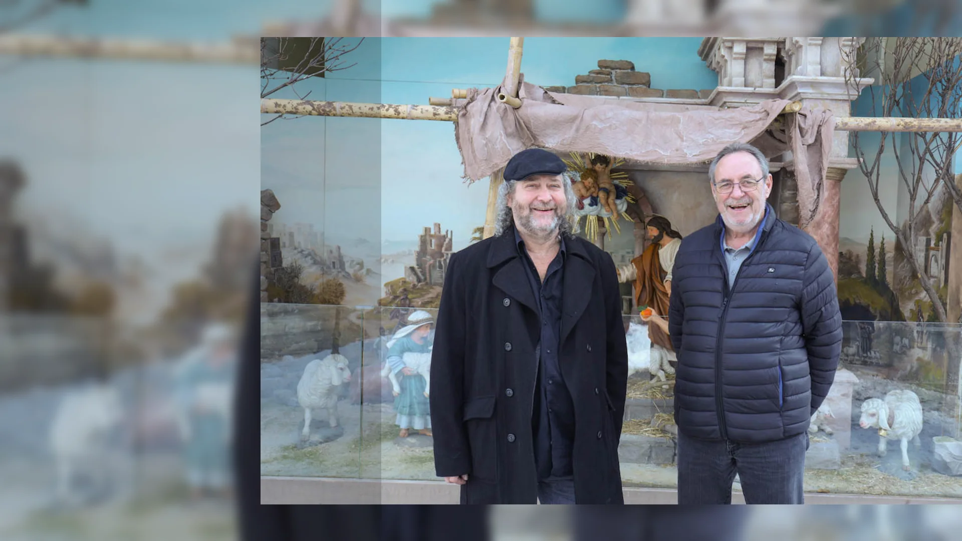 Herbergvater Rudolf Reinstadler vor einer Krippe